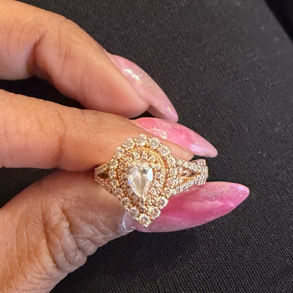 Pear shaped engagement ring - Picture 3 of 5